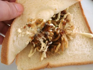 広島風お好み焼きでサンドイッチを作る